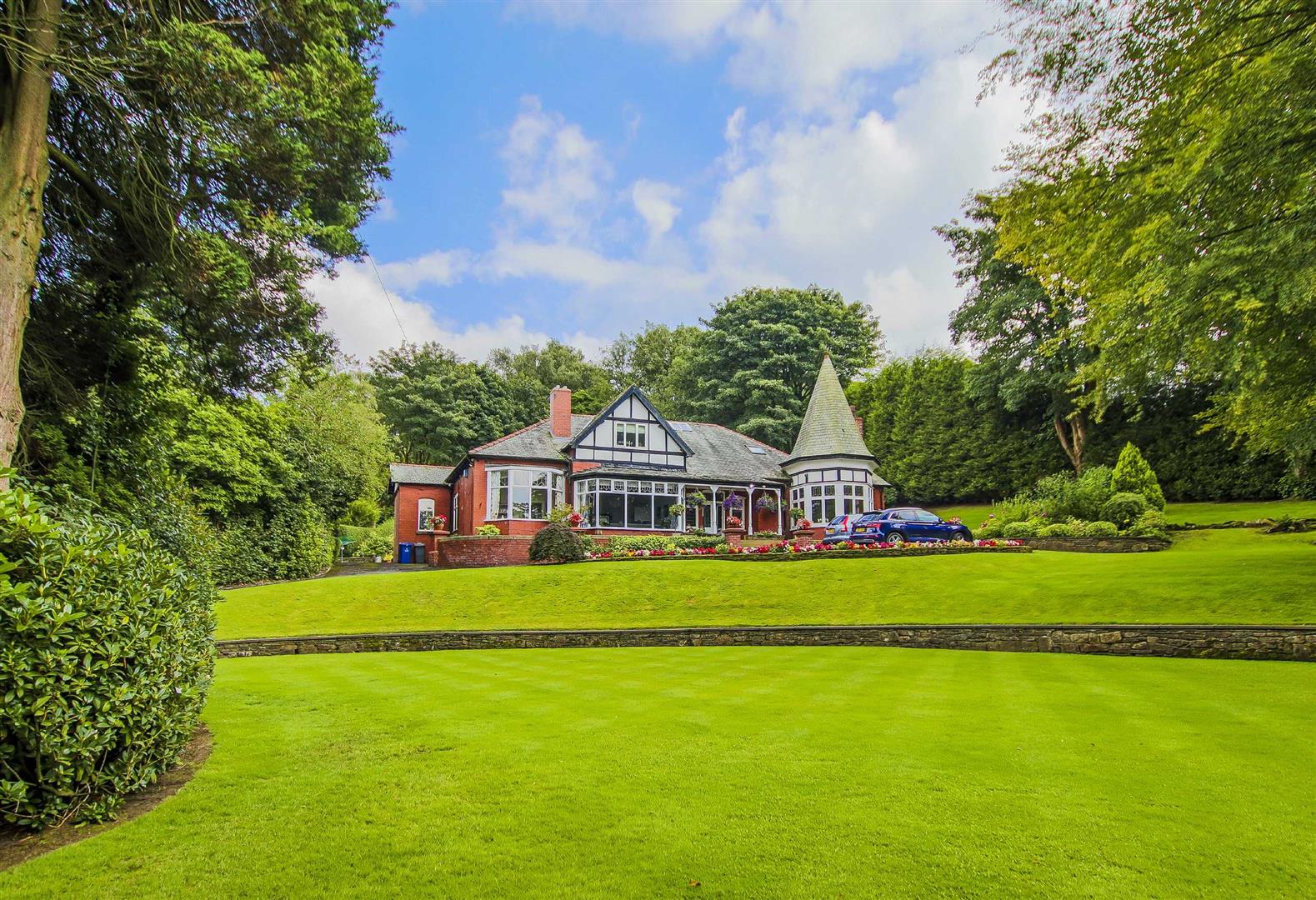 5 Bed Detached House For Sale - Main Image